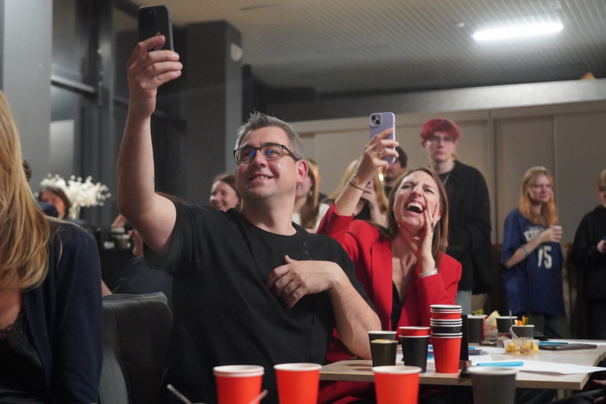 Атомные кольца и акулы-разводилы: о чём шутили на Научном стендапе