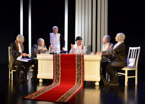 Петербургская погода и шапочки: 33 театральный сезон в «Малом» завершился показом гоголевской «Шинели»