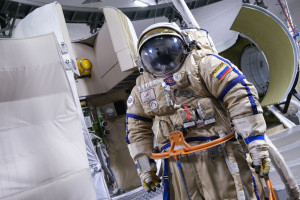 Нужны ли роботам ноги и почему космонавты больше не едят из тюбиков: репортаж из Звёздного городка