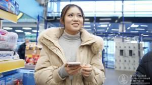 «Сделав глоток, я подумала «фу-у», а теперь не могу без этого»: какие продукты китайские студенты расхватывают с магазинных полок?