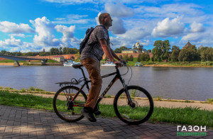 «Даже не пытаюсь спорить, просто езжу»: Новгородцы рассказывают, почему вместо автотранспорта выбирают велосипеды и самокаты