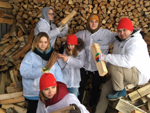 Бойцы студенческих отрядов неделю кололи дрова для пенсионеров Новгородской области 
